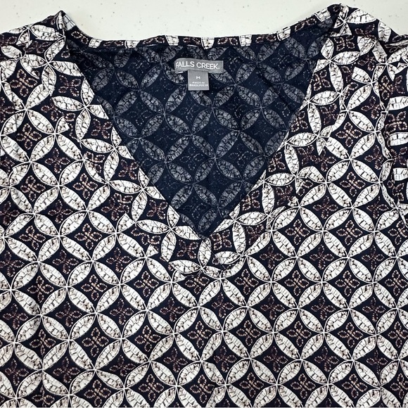 NWT Falls Creek short sleeve v neck navy blue geo print blouse women’s medium - Picture 4 of 13